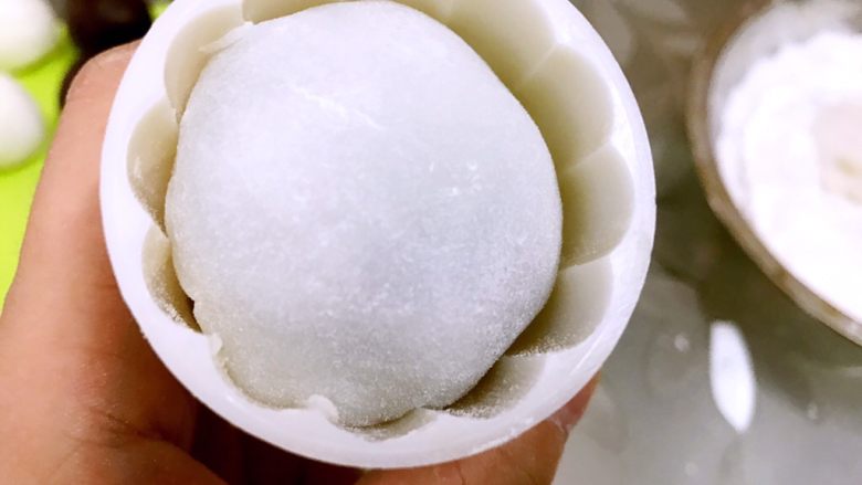 简单快手低热量的冰皮月饼,把粉团放入50克月饼模里(饼模里也撒一些手粉防粘)