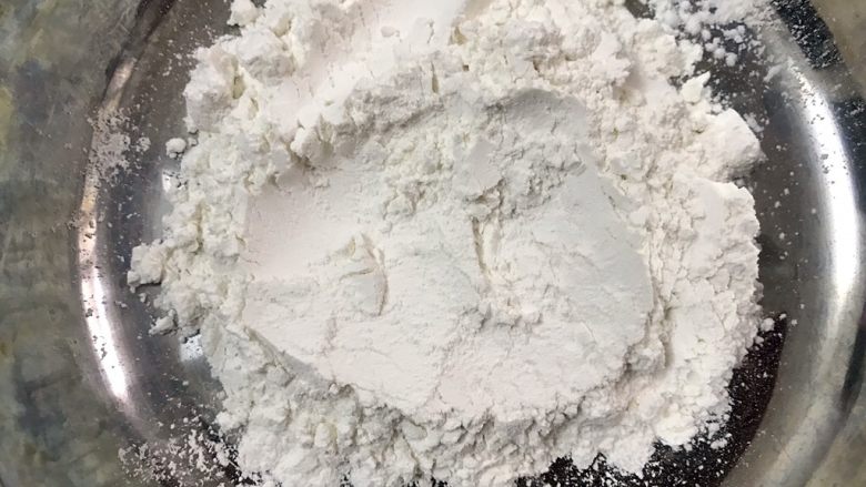 简单快手低热量的冰皮月饼,取一些糯米粉在锅里炒至断生,不可炒太过颜色会变黄不好看,闻着没有生粉味就可以啦