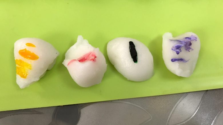 简单快手低热量的冰皮月饼,取四份粉团,每份各加入一滴色素