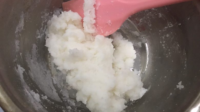 简单快手低热量的冰皮月饼,趁热用硅胶铲翻拌均匀无干粉,放至一边晾凉
