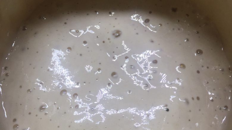 天然酵母提子干欧包,天然酵母喂养,看到酵母液发酵起来好多泡泡。这时就可以做面包了。