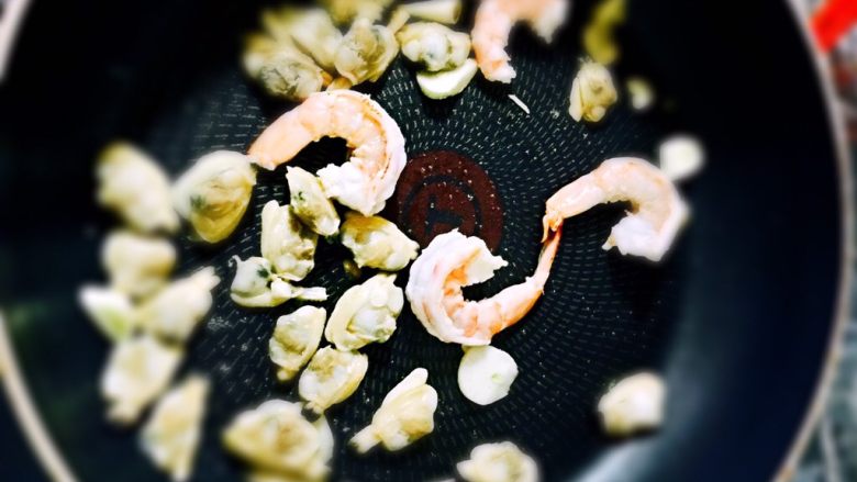 花样面条《超简单美味意面》,放入蛤蜊肉,虾仁炒至变色