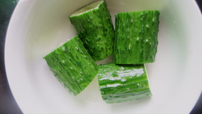 翠玉黄瓜卷,把空心黄瓜放入碗里,腌制半小时入味