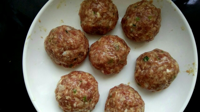 红烧狮子头,做成大小差不多的肉丸(做的时候手上抹点油,以免粘手)