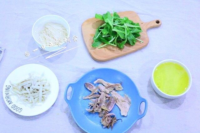 鸡汤面 宝宝营养辅食,鸡腿+小青菜+百叶,准备好食材。面掰断成宝宝吃的长度泡10分钟,一只<a style='color:red;display:inline-block;' href='/shicai/ 92'>鸡腿</a>肉用叉子把肉戳下来。