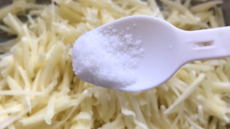 洋芋擦擦,然后,根据自己的口味加入适量的盐。