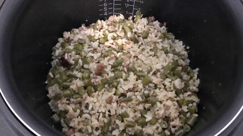 培根芸豆焖糙米饭,等饭煮完,开锅搅拌一下,盖上盖子再焖一会,