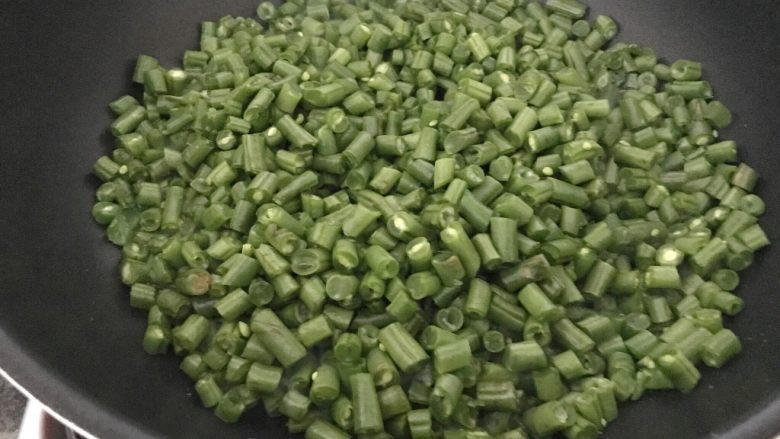 培根芸豆焖糙米饭,油温7-8成热时把芸豆加进来,