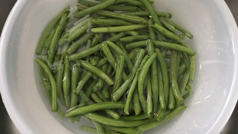 培根芸豆焖糙米饭,先来把<a style='color:red;display:inline-block;' href='/shicai/ 71'>芸豆</a>浸泡一会,