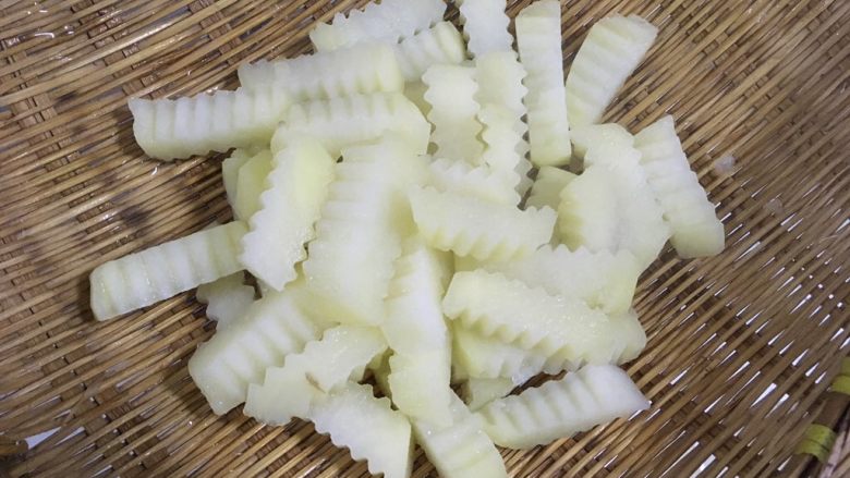 狼牙土豆,煮得差不多了将土豆捞起来用水冲洗一下再沥干水分!