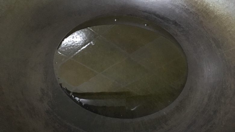 狼牙土豆,在锅里倒入香菜油,这里不需要太多的油哦!