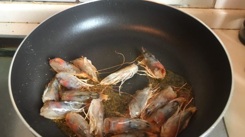 香甜米饭+中华烩饭,起油锅,倒入虾头炒出红色虾油,可以加点料酒