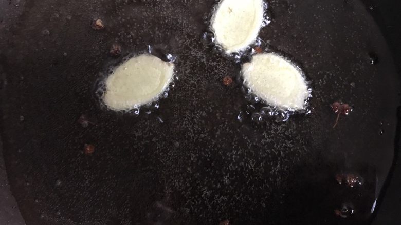 糖醋虾,锅中放入比平时炒菜多2倍的油,放入三片生姜,十粒花椒爆香