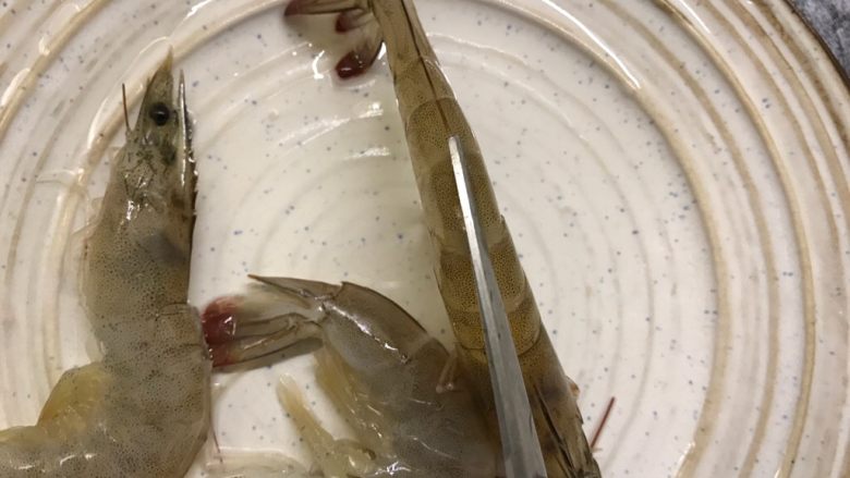 糖醋虾,鲜虾剪开虾背,去虾线