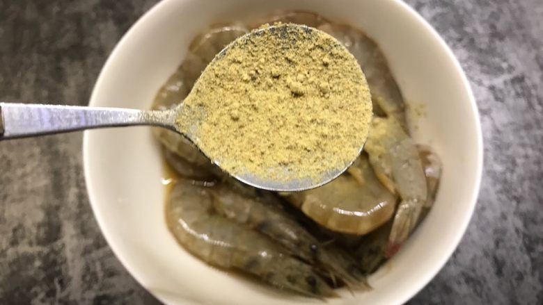 糖醋虾,加入一勺胡椒粉搅拌均匀,腌制25分钟