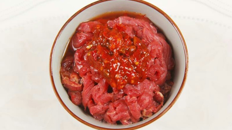 仔姜榨菜炒牛肉,适量<a style='color:red;display:inline-block;' href='/shicai/ 718'>料酒</a>