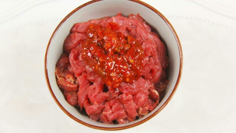 仔姜榨菜炒牛肉,适量<a style='color:red;display:inline-block;' href='/shicai/ 705'>豆瓣酱</a>