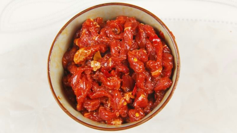 仔姜榨菜炒牛肉,搅拌均匀,腌制15分钟左右