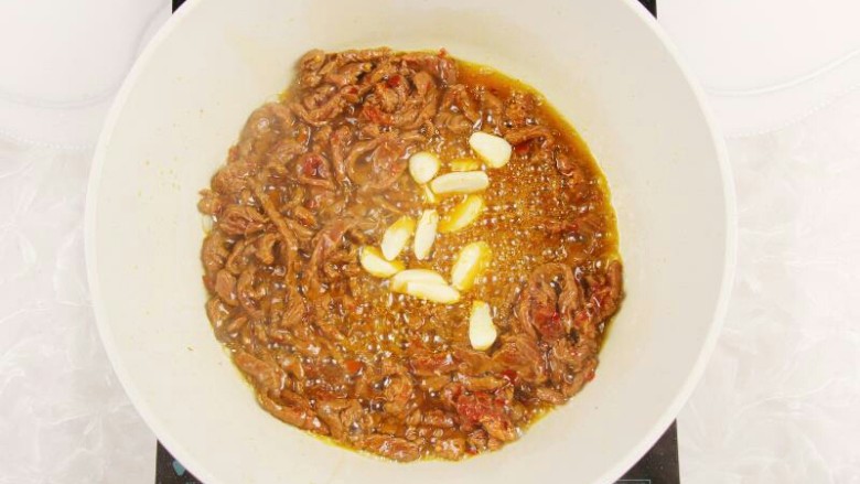 仔姜榨菜炒牛肉,炒至牛肉变色,加适量蒜粒
