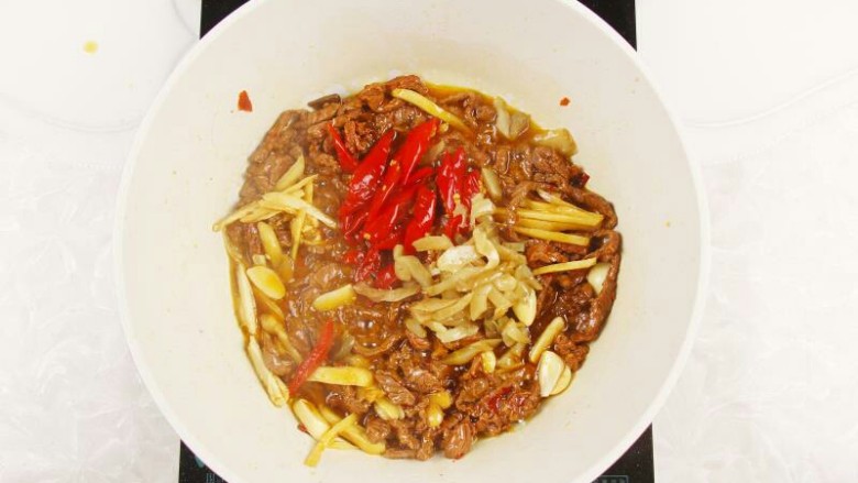 仔姜榨菜炒牛肉,加适量<a style='color:red;display:inline-block;' href='/shicai/ 722'>榨菜</a>