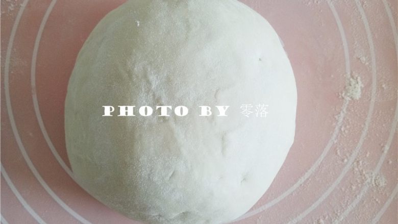 薄皮大馅素蒸饺,将面团放在揉面垫上,可撒上适量干粉防粘;