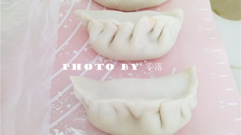 薄皮大馅素蒸饺,然后将饺子包好,剩下的小剂子全部做好;