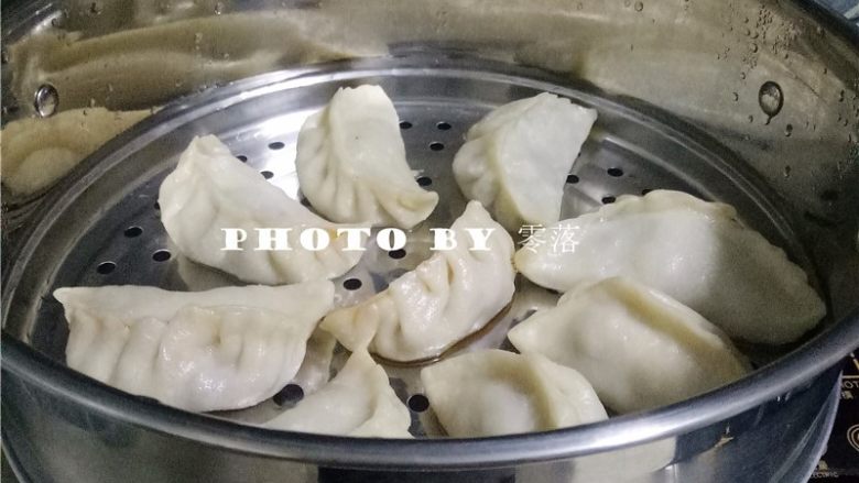 薄皮大馅素蒸饺,冷水上锅,开锅后再蒸10分钟关火;焖3分钟后,起锅;