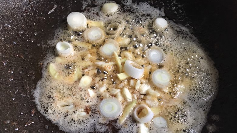 糖醋虾,用勺子舀去多余的油,留下平时炒菜的油量,加入葱姜蒜炒香