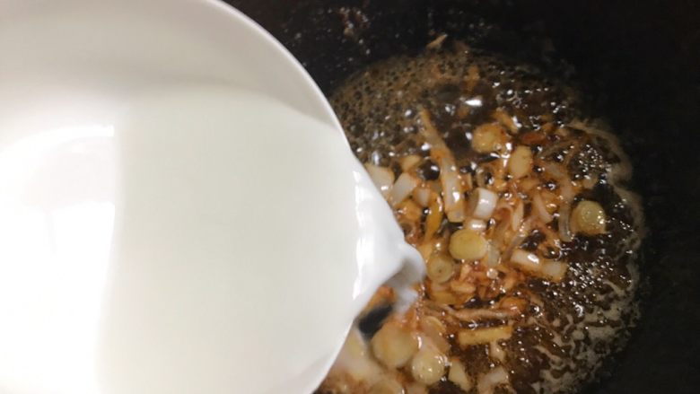 糖醋虾,加入水淀粉(温水和淀粉搅拌均匀)