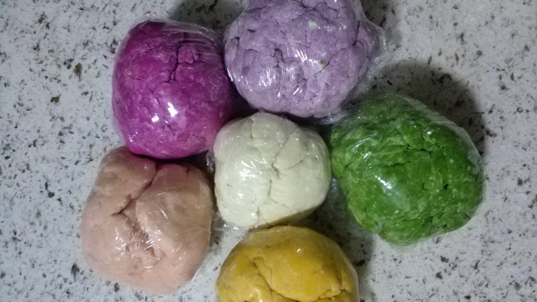 五彩缤纷果蔬蝴蝶面&卡通面,所有揉好的面团,用保鲜膜包上,醒30分钟