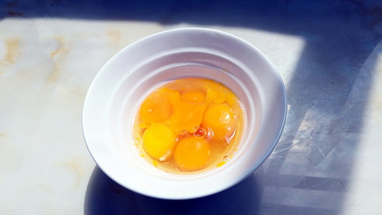 花样面条+塔佳琳肉丸面,5个蛋黄中,包括2个全蛋,3个蛋清,一共有110克,鸡蛋很小,因为是土鸡。