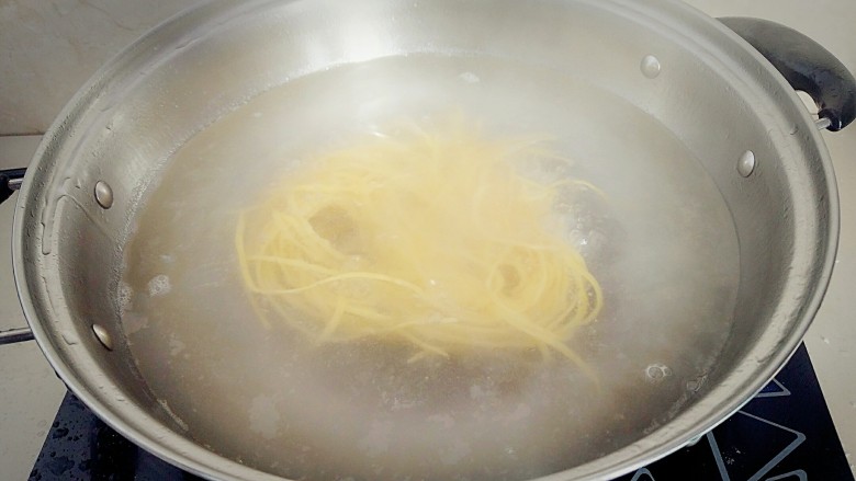 花样面条+塔佳琳肉丸面,另一个锅中注水烧开,放入意面盐2克,煮5分钟左右捞出,煮的是我一个人的份。
