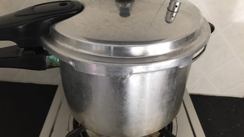 薏米红豆沙~中秋必备的健康馅料,大火煮开,转中火煮15分钟焖15分钟再开盖子
注意:高压锅一定要全面排完气后才可以揭盖哟