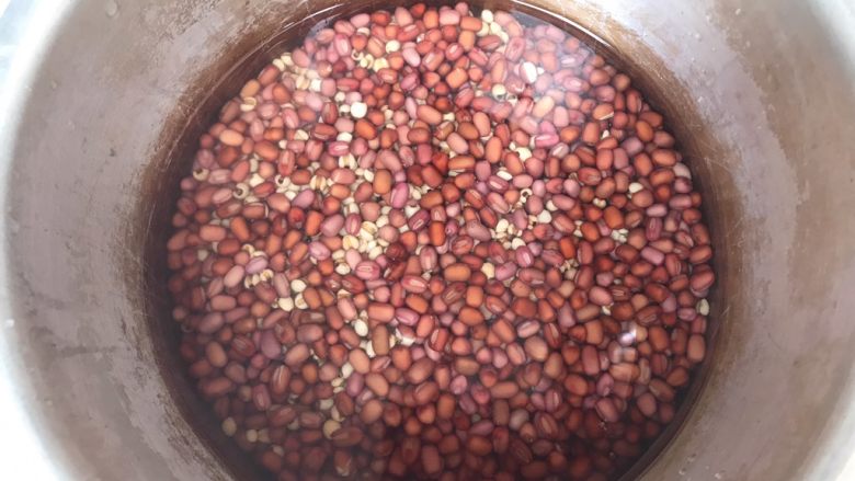 薏米红豆沙~中秋必备的健康馅料,水量以没过豆子2cm为宜
太少怕煮糊
太多怕后面炒得费时
当然大家也可以视自家器皿自由调整