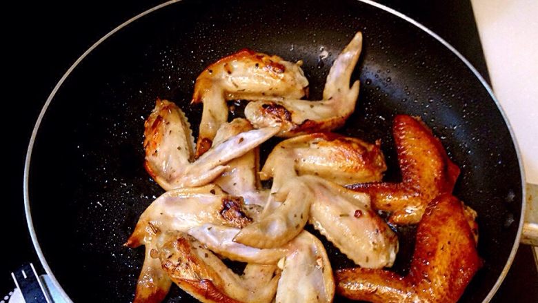 義式烤雞翅,像這樣兩面都酥脆,將美味肉汁鎖住,就能放入烤箱