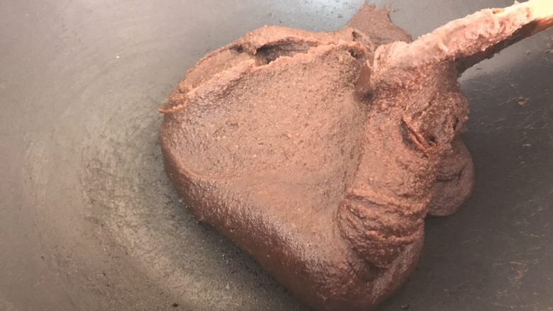 薏米红豆沙~中秋必备的健康馅料,再炒几分钟,铲子打圈时豆沙可以自动把锅边的豆沙沾粘干净并滚成团,这是可以了,自制豆沙成功!