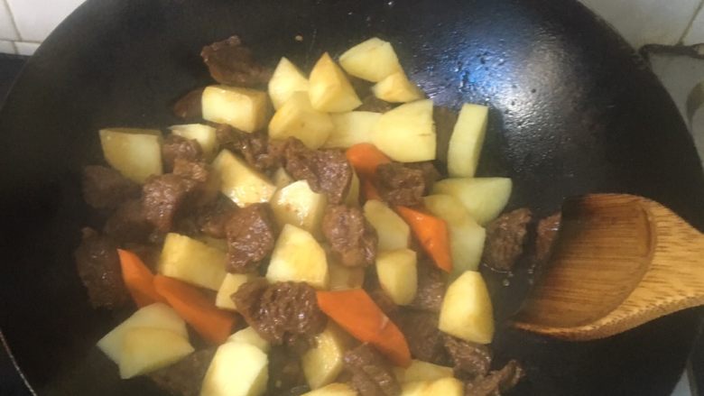土豆炖牛肉,牛肉差不多熟的时候加入土豆块,因为土豆烧时间长容易化,所以比胡萝卜后放,再焖十分钟就可以了