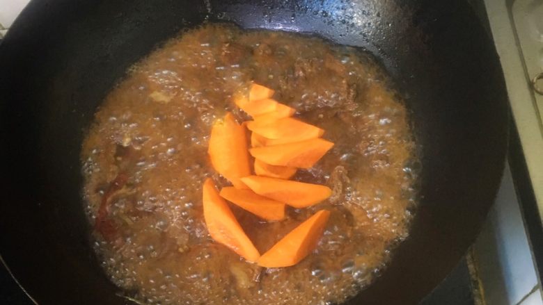 土豆炖牛肉,差不多八成熟的时候放入胡萝卜继续炖十分钟