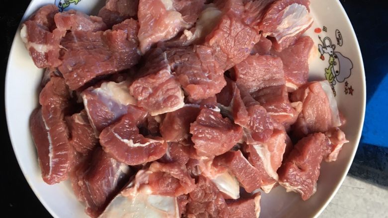 土豆炖牛肉,切成5厘米左右方块