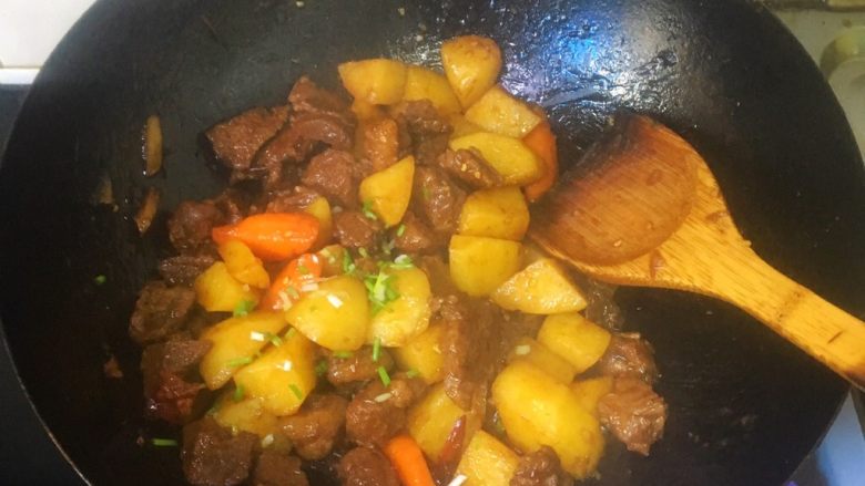 土豆炖牛肉,撒上葱花准备出锅了
