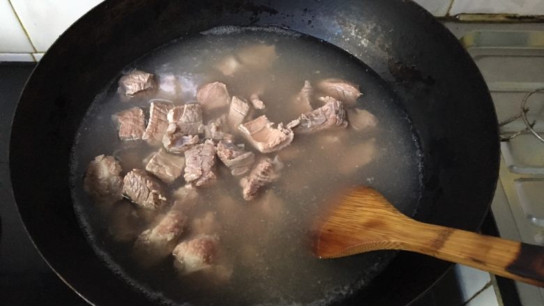 土豆炖牛肉,放入开水锅中焯水去沫