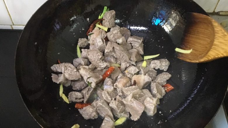 土豆炖牛肉,加入牛肉翻炒几下