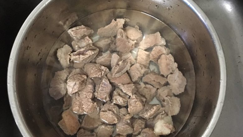 土豆炖牛肉,将牛肉块洗干净备用