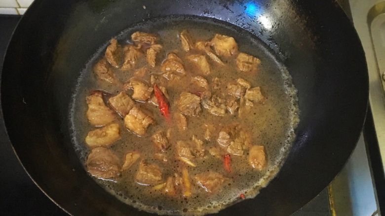 土豆炖牛肉,加入水小火炖煮,水没过牛肉就可以了,炖半个小时,加入酱油,盐<a style='color:red;display:inline-block;' href='/shicai/ 10588'>糖</a>调味品