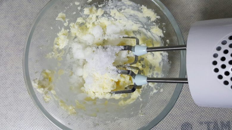 迷你小西瓜,在打发后的黄油中加入白砂糖,用电动打蛋器搅打均匀