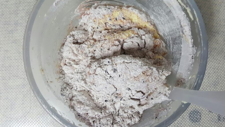迷你小西瓜,加入粉类和黑芝麻的混合物,用刮刀切拌均匀,没有干粉即可