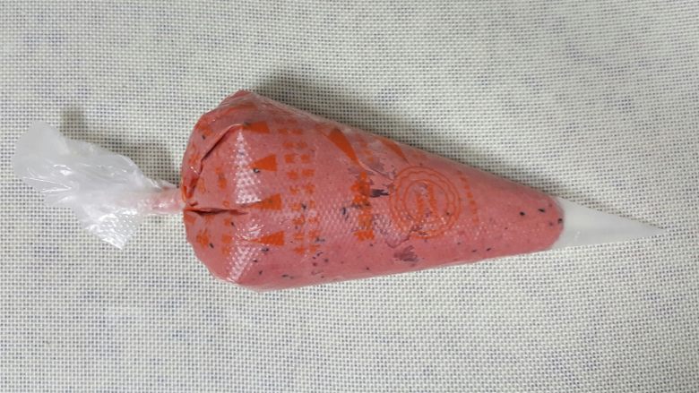 迷你小西瓜,将拌好的面糊放入裱花袋中,这样比较方便挤入模具当中