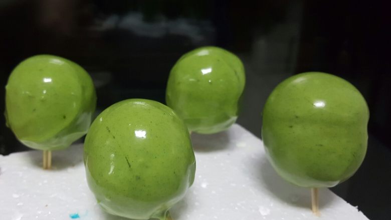 迷你小西瓜,找一个泡沫,把包裹好巧克力液的棒棒糖插在上面,放入冰箱冷藏