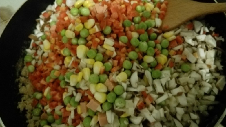 自创缤纷烧麦,锅中放油,先放肉沫,炒断生在把切好的配菜丁放进去翻炒
