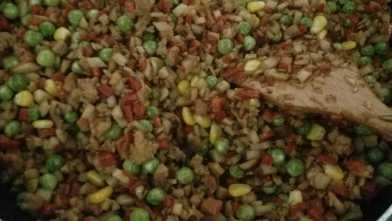 自创缤纷烧麦,配菜快熟了放生抽,鸡精,白糖,黑胡椒调味
